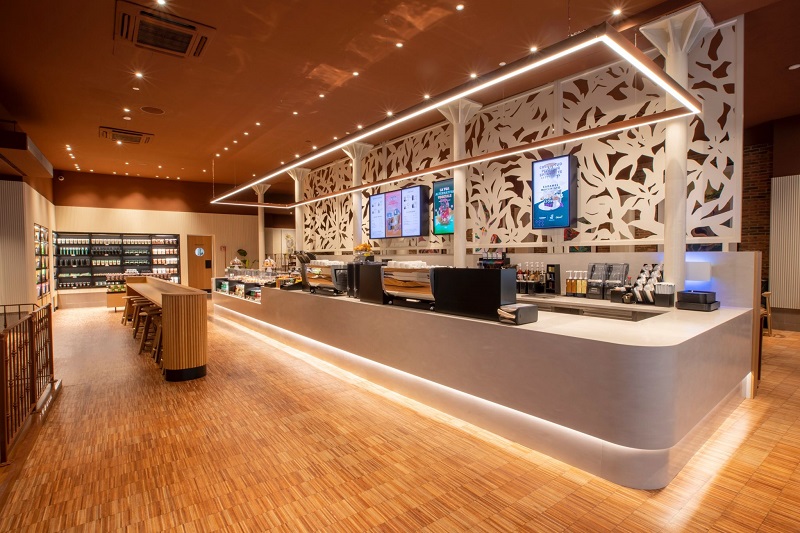 Il bancone del nuovo Starbucks di Verona, il 20° in Italia